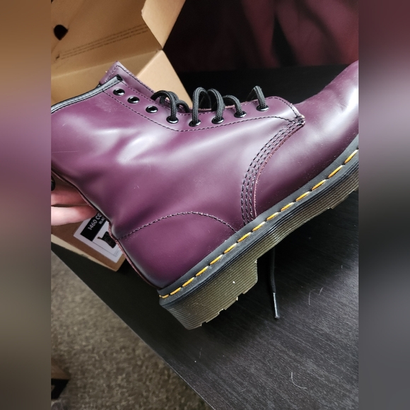 Doc Martens 1460 8 eye smooth leather purple boots size 8 US - Picture 6 of 10